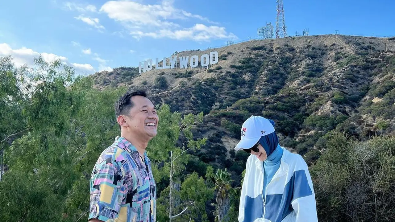 Zaskia Adya Mecca dan Hanung Bramantyo di Hollywood Hills.