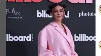 Agnez Mo Pakai Blazer Oversize Pink dan Heels Hitam di Billboard Korea Sukses Curi Perhatian. foto: (dok.Instagram @agnezmo/https://www.instagram.com/p/C_MPj7Xyd59/Henry)