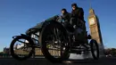 Peserta mengendarai mobil klasiknya melintasi Jembatan Westminster saat mengikuti tur tahunan dengan mobil veteran dari London ke Brighton di London, Inggris (6/11). Lebih dari 400 mobil klasik ikut memeriahkan acara tahunan ini. (Reuters/Neil Balai)