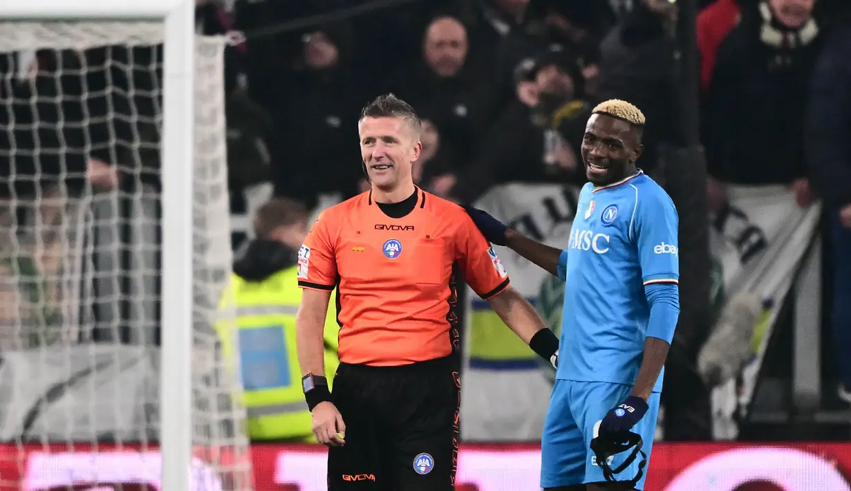 Ekspresi pemain Napoli, Victor Oshimen (kanan), setelah golnya ke gawang Juventus dianulir wasit Daniele Orsato dalam pertandingan pekan ke-15 Liga Italia 2023/2024 yang berlangsung di Allianz Stadium, Sabtu (9/12/2023) dini hari WIB. (AFP/Marco Bertorello)
