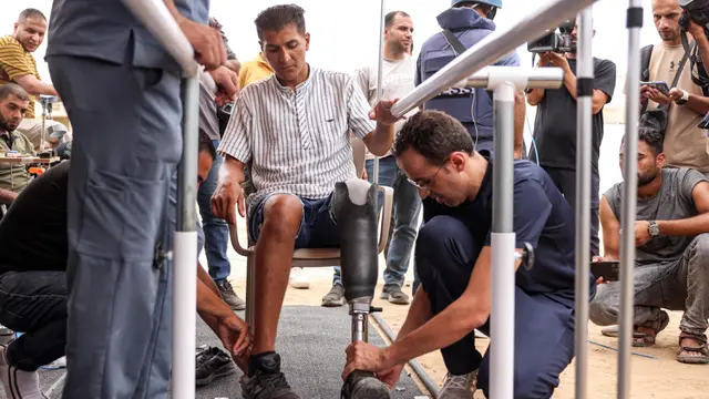 Klinik Inisiatif Yordania Tiba di Khan Yunis, Para Korban Amputasi Gaza Dipasangi Kaki Palsu