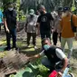 Personel Polsek Perhentian Raja, Polres Kampar, melakukan olah tempat kejadian perkara di lokasi bayi dibuang. (Liputan6.com/M Syukur)