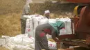Seorang petani memantau pabrik gandum di sebuah pertanian di provinsi Delta Nil al-Sharqia, Mesir, Rabu (11/5/2022). Mesir sedang mencoba untuk meningkatkan produksi gandum dalam negeri karena perang di Ukraina telah tegang pasokan gandum internasional. (AP Photo/Amr Nabil)