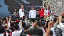 Grup band musik Slank duet dengan Gubernur Jawa Tengah, Ganjar Pranowo saat memeriahkan Apel Kebangsaan 'Kita Merah Putih' di lapangan Pancasila Simpang Lima Semarang, Minggu (17/3). (Liputan6.com/Gholib)
