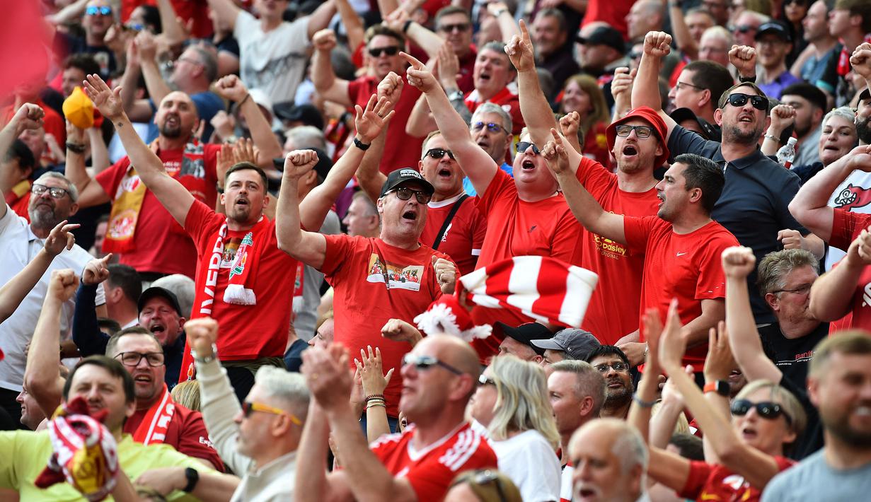 Fans Liverpool memberikan dukungan kepada timnya saat laga lanjutan Liga Inggris 2024/2025 melawan Arsenal di Anfield, Liverpool, Inggris, Minggu (11/05/2025) waktu setempat. (AFP/Peter Powell)