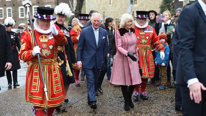 File foto 13 Februari 2020, Pangeran Charles didampingi istri, Camilla saat mengunjungi The Tower of London, London. Pangeran Charles yang kini berusia 71 tahun positif tertular corona (COVID-19) dan sedang menjalani karantina di Skotlandia. (Eddie MULHOLLAND / POOL / AFP)