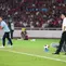 Pelatih Timnas Malaysia, Tan Cheng Hoe, dan pelatih Timnas Indonesia, John Herdman, dalam duel Grup B FIFA ASEAN Cup 2026 di Stadion Utama Gelora Bung Karno (SUGBK), Jakarta, Senin (28/9/2026). (Bola.com/Budy Santoso)