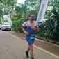 Salah satu peserta Iron Man 70.3 berlari menuju garis finish di hotel Holiday Resort, Senggigi, Lombok Barat