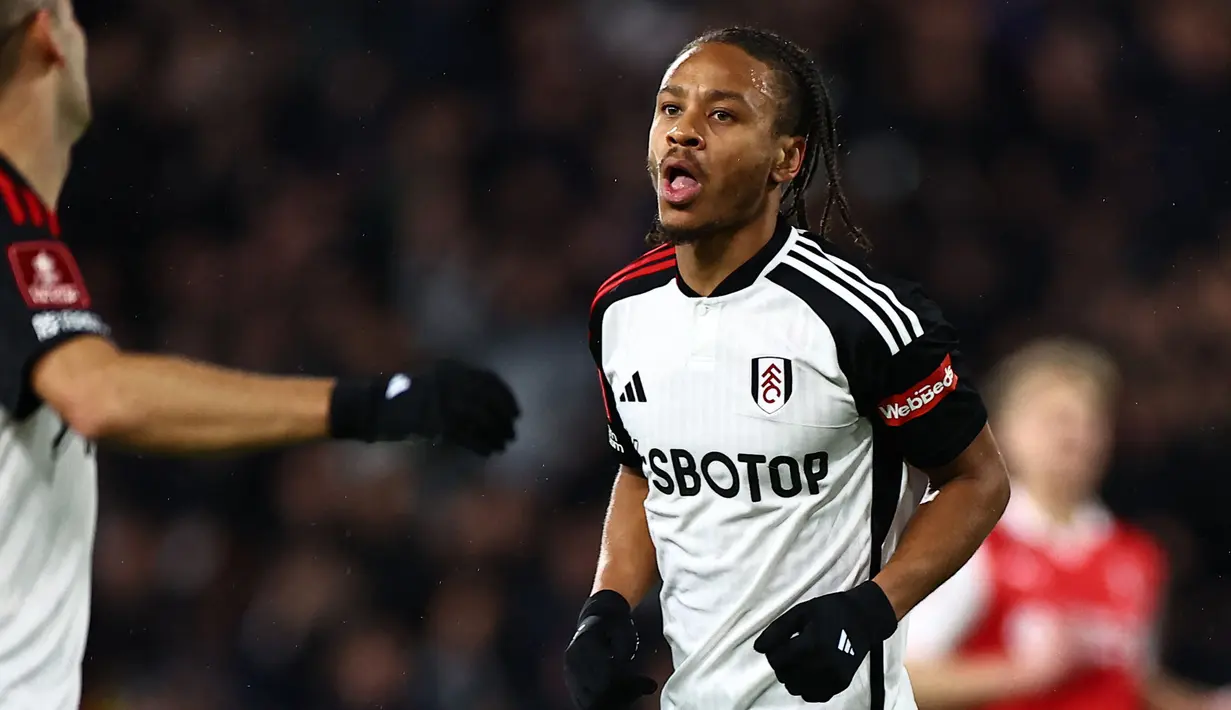 Pemain Fulham, Bobby De Cordova-Reid melakukan selebrasi setelah mencetak gol ke gawang Rotherham pada laga putaran ketiga Piala FA 2023/2024 yang berlangsung di Craven Cottage, London, Inggris, Sabtu (06/01/2023). (AFP/Henry Nicholls)