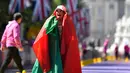 Pelari putri asal Portugal, Ines Henriques berteriak saat merayakan kemenangannya merebut medali emas dalam lomba lari putri selama Kejuaraan Atletik Dunia di London, Inggris (13/8). (AP Photo / Martin Meissner)