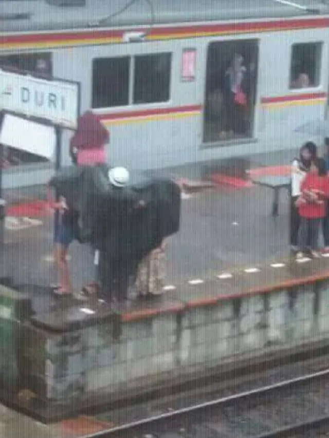 Hal-hal Unik Ini Hanya Dapat Terjadi di KRL Indonesia
