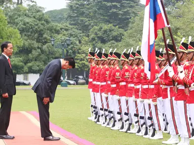 Presiden Joko Widodo (Jokowi)  mendampingi PM Republik Demokratik Rakyat, Laos Thongloun Sisoulith memberikan salam kepada pasukan kehormatan pada upacara kenegaraan di Istana Kepresidenan Bogor, Jawa Barat, Kamis (12/10). (Liputan6.com/Angga Yuniar)