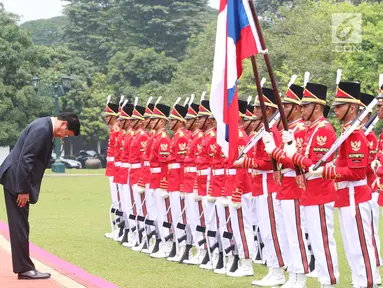 Presiden Joko Widodo (Jokowi)  mendampingi PM Republik Demokratik Rakyat, Laos Thongloun Sisoulith memberikan salam kepada pasukan kehormatan pada upacara kenegaraan di Istana Kepresidenan Bogor, Jawa Barat, Kamis (12/10). (Liputan6.com/Angga Yuniar)
