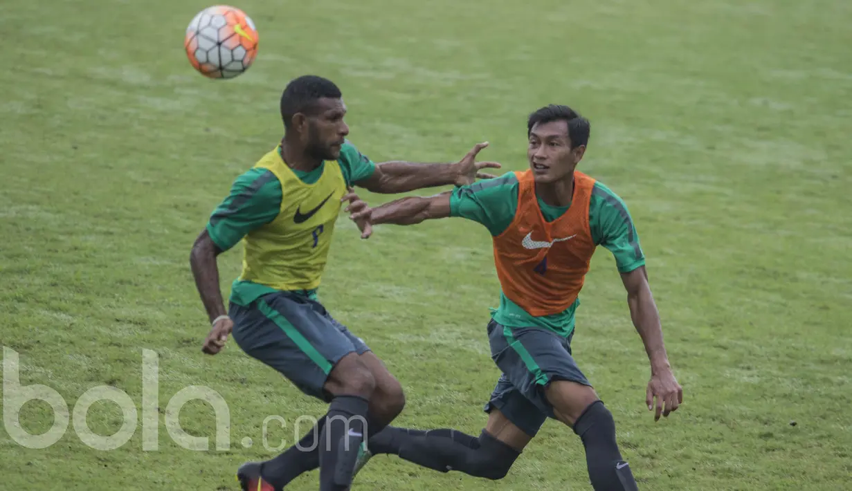 Bek Barito Putera, Hansamu Yama, duel udara dengan striker Persipura Jayapura, Marianus Wanewar, saat seleksi Timnas Indonesia U-22 di Lapangan SPH Karawaci, Banten, Kamis (23/2/2017). (Bola.com/Vitalis Yogi Trisna)