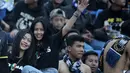 Aksi Supoeter Wanita saat mendukung tim kesayanngya Persib Bandung di Stadion Si Jalak Harupat, Bandung, Sabtu (24/10/2015). (Bola.com / Nicklas Hanoatubun)