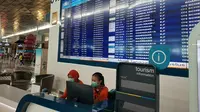 Petugas di Bandara Soekarno-Hatta mengenakan masker. Langkah itu sebagai upaya menghindari penyebaran Virus Corona. (Liputan6.com/Pramita Tristiawati)