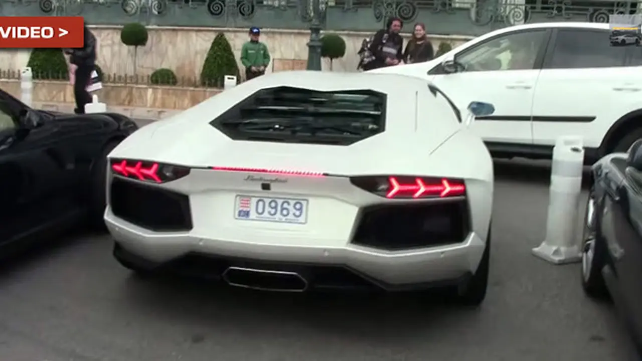 Aksi Petugas Vallet Service Menabrakkan Lamborghini Aventador