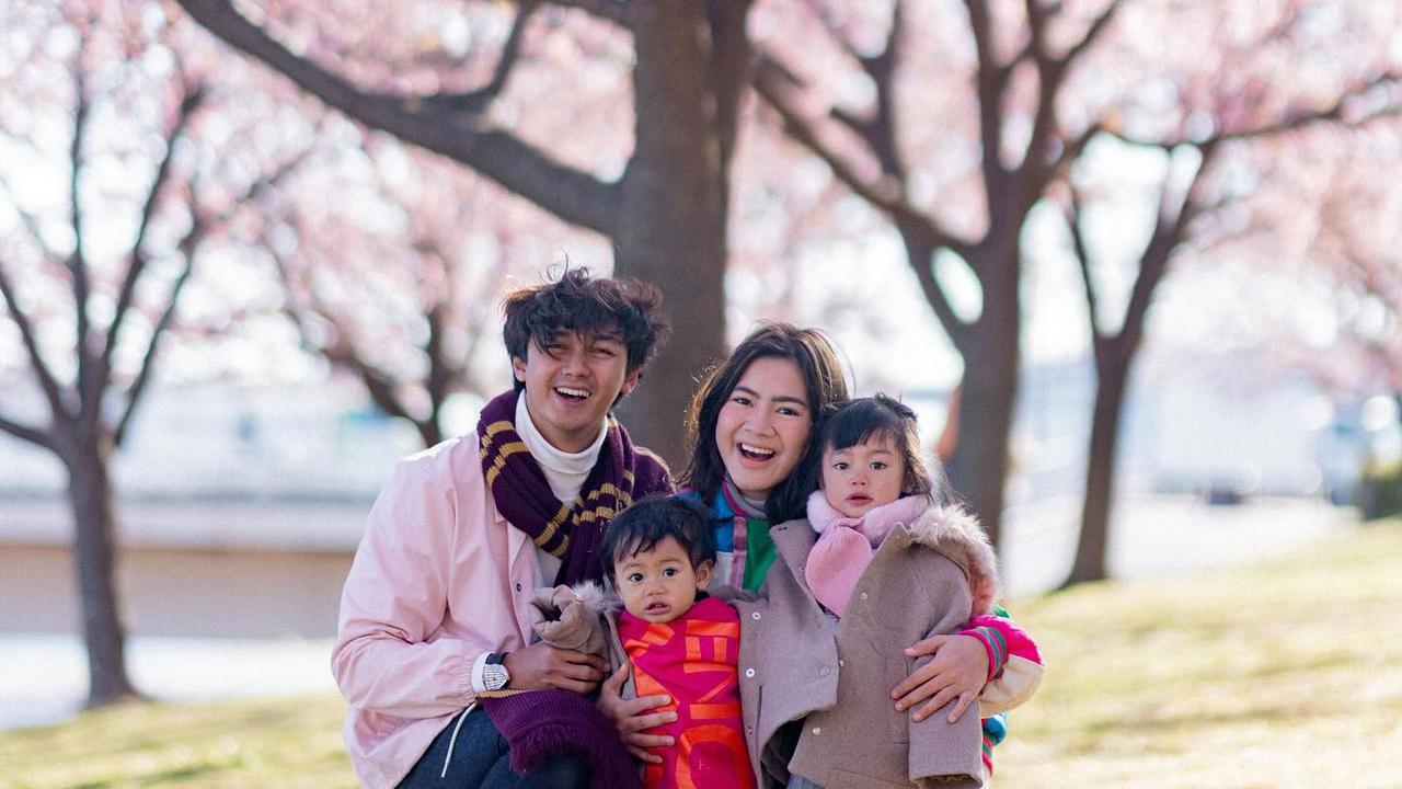 7 Potret Caesar Hito dengan Gaya Rambut Keriting, Bikin Netizen Gemas Buat Sisirin