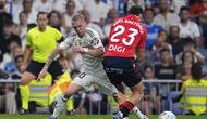 Aksi Franco Mastantuono berebut bola dengan Abel Bretones di laga Real Madrid vs Osasuna di Santiago Bernabeu, Rabu (20/08/2025). (AP Photo/Manu Fernandez)