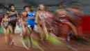 Para pelari beradu cepat pada nomor 5.000 meter cabang atletik Asian Games di SUGBK, Jakarta, Selasa (28/8/2018). (Bola.com/Vitalis Yogi Trisna)