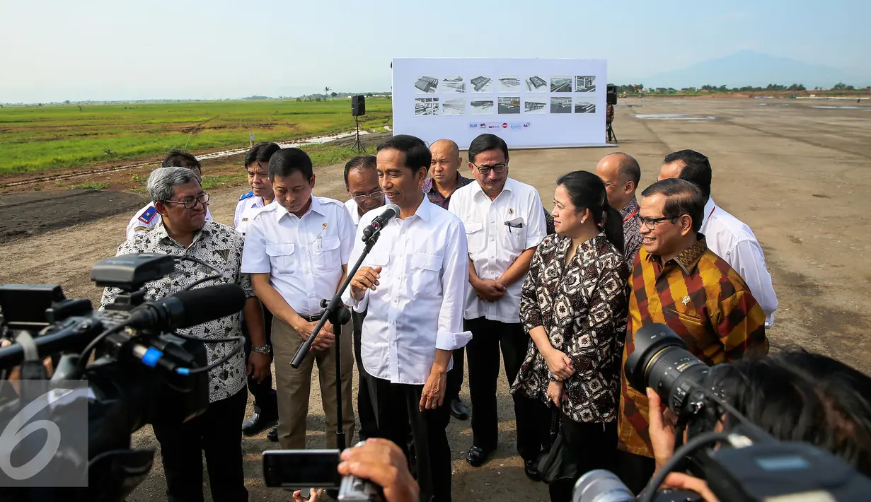 Presiden Joko Widodo memberikan keterangan pers usai meninjau Bandara Internasional Kertajati di Majalengka, Jawa Barat, Kamis (14/1). Bandara ini memiliki desain panjang runway 3.000 meter dan lebar 60 meter. (Liputan6.com/Faizal Fanani)
