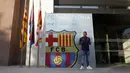 Pemain baru Barcelona, Malcom Filipe Silva de Oliveira, berpose dihadapan media saat tiba di Stadion Camp Nou, Barcelona, Selasa (24/7/2018). Blaugrana resmi mendapatkan jasa pemain Bordeaux ini dengan harga 41 juta euro. (AP/Manu Fernandez)
