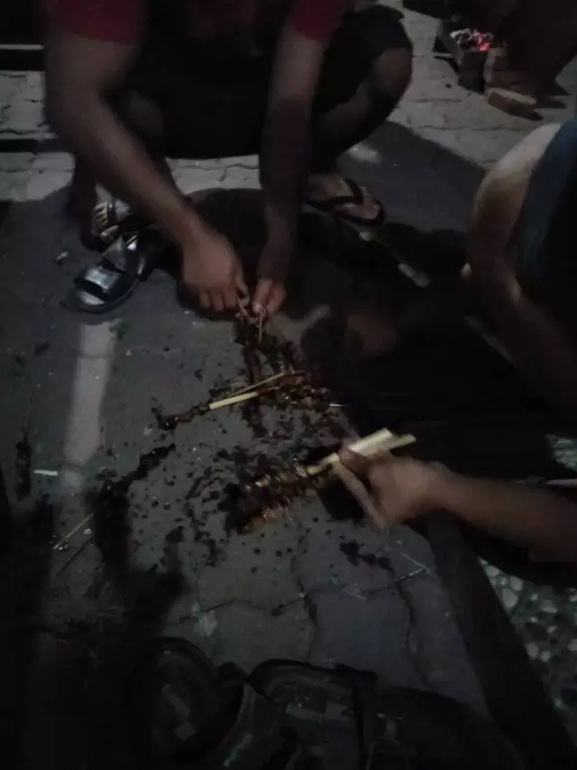 7 Potret Momen Apes Saat Masak Daging Kurban Ini Bikin Nangis
