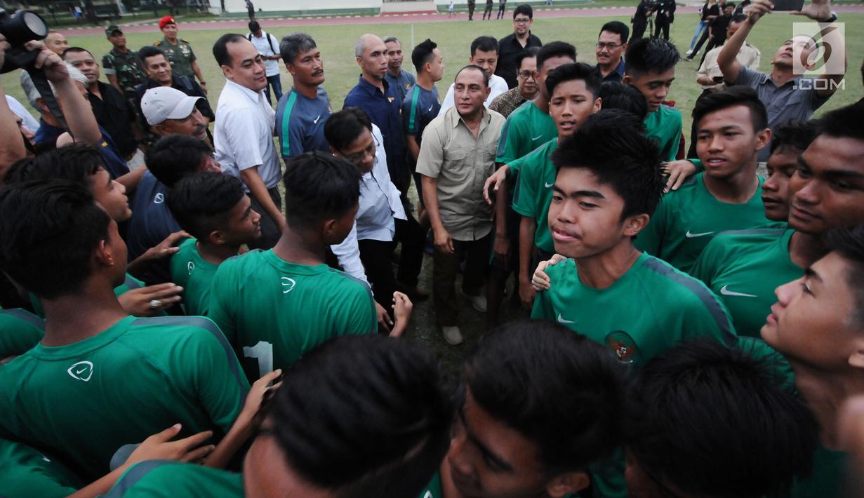Ketua Umum PSSI, Edy Rahmayadi (baju coklat) bersama Timnas Indonesia U-16 usai latihan terakhir di Lapangan Atang Sutresna, Jakarta, Kamis (6/7). Timnas U-16 akan berlaga di Piala AFF U-15 Thailand. (Liputan6.com/Helmi Fithriansyah)