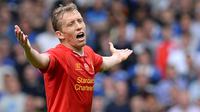 Gelandang Liverpool, Lucas Leiva, saat tampil melawan Chelsea pada laga Premier League di Stadion Anfield, Inggris, Minggu (27/4/2014). (AFP/Andrew Yates)