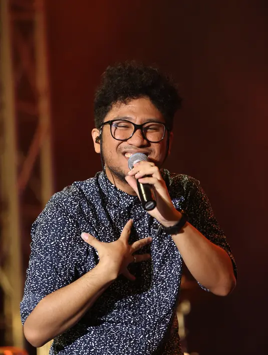 Penyanyi solo Kunto Aji unjuk kebolehannya dalam konser bertajuk Musik Keren di Rolling Stone Cafe beberapa hari lalu. (Andy Masela/Bintang.com)