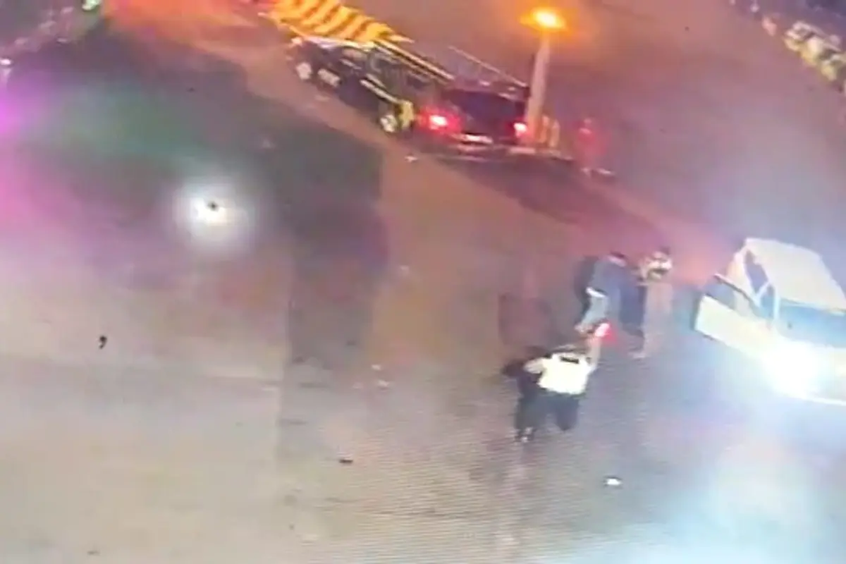 Rekaman CCTV pertikaian antara oknum petugas keamanan Pelabuhan Tanjung Perak Surabaya dengan orang tidak dikenal. (Istimewa)