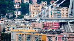Pemandangan jembatan jalan raya Morandi yang ambruk di kota Genoa, Italia, Selasa (14/8). Ada sekitar 30 lebih kendaraan kecil dan tiga truk yang tengah melintas saat jembatan layang yang diresmikan pada 1967 ini runtuh. (Luca Zennaro/ANSA via AP)