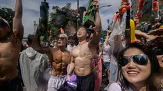 Para peserta bersuka ria selama Festival pistol air Sinchon di area Sinchon, Seoul, Minggu (7/7/2019). Pada festival yang digelar sejak 2013 di ibu kota Korea Selatan ini, ribuan orang memenuhi arena untuk berperang menggunakan pisol air. (Photo by Ed JONES / AFP)