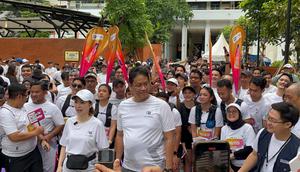 Ketua Forum Pemred, Retno Pinasti, dan Menteri Keuangan, Purbaya Yudhi Sadewa (kanan), dalam ajang Run for Journalism 2025 yang berlangsung di Unika Atma Jaya, Jakarta, Minggu (16-11-2025). (Dokumentasi penyelenggara)
