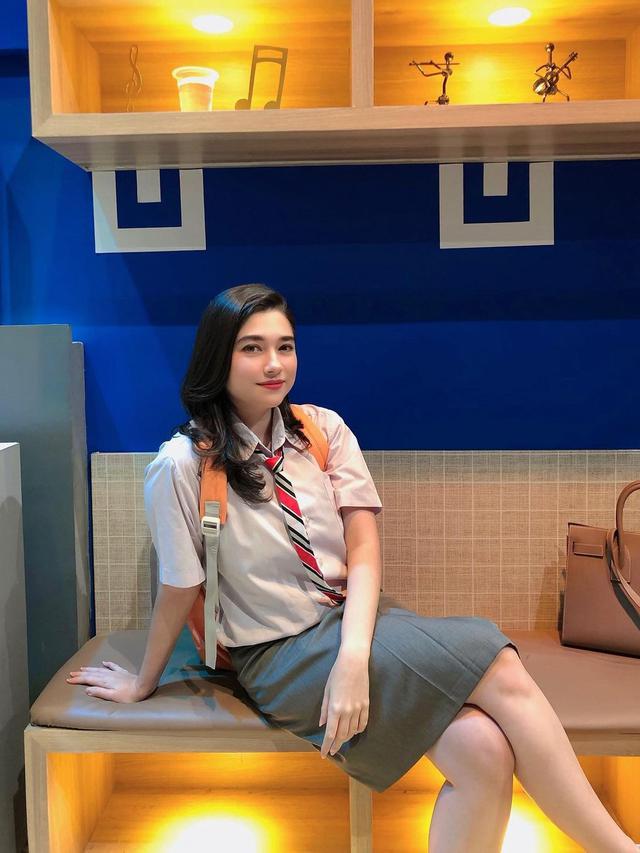 Sudah Kepala Tiga, Ini 7 Gaya Amanda Rigby Jadi Anak Sekolahan yang Menawan