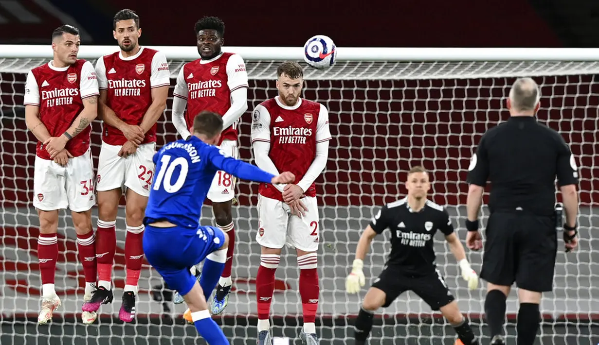 Tembok pertahanan Arsenal memblokir tendangan bebas pemain Everton Gylfi Sigurdsson pada pertandingan Liga Inggris di Emirates Stadium, London, Inggris, Jumat (23/4/2021). Arsenal kalah 0-1 dari Everton. (Justin Setterfield/Pool via AP)