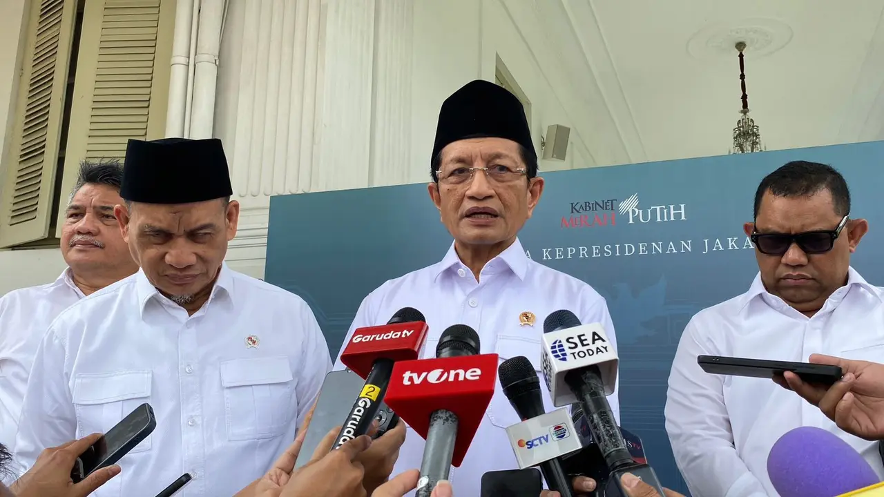 Menteri Agama (Menag) Nasaruddin Umar usai rapat bersama Menteri Sekretaris Negara soal Haji 2025 di Kompleks Istana Kepresidenan Jakarta, Jumat (27/12/2024).
