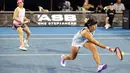 Pada laga final yang digelar di ASB Tennis Centre, Auckland, Minggu (8/1/2023), Aldila Sutjiadi/Miyu Kato sukses mengalahkan pasangan Kanada-Amerika Serikat, Leylah Fernandez/Bethanie Mattek-Sands. (AFP/David Roland)