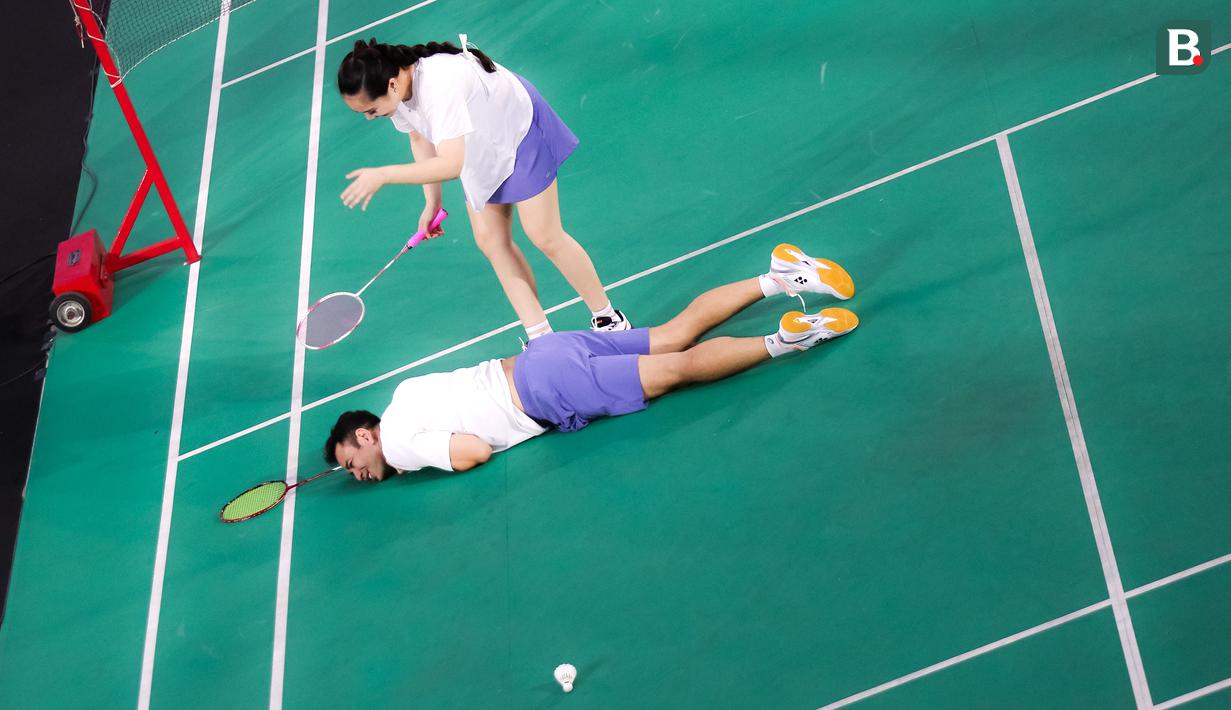 Selebritas Raffi Ahmad (bawah) tergeletak saat berpasangan dengan Nagita Slavina pada laga bulu tangkis ganda campuran Turnamen Olahraga Selebriti Indonesia (TOSI) melawan pasangan Rizky Billar dan Lesti Kejora di GOR UNJ, Jakarta, Minggu (16/07/2023). Raffi dan Gigi kalah dua set langsung dari Rizky Billar dan Lesti dengan skor 12-21, 10-21.(Bola.com/Bagaskara Lazuardi)