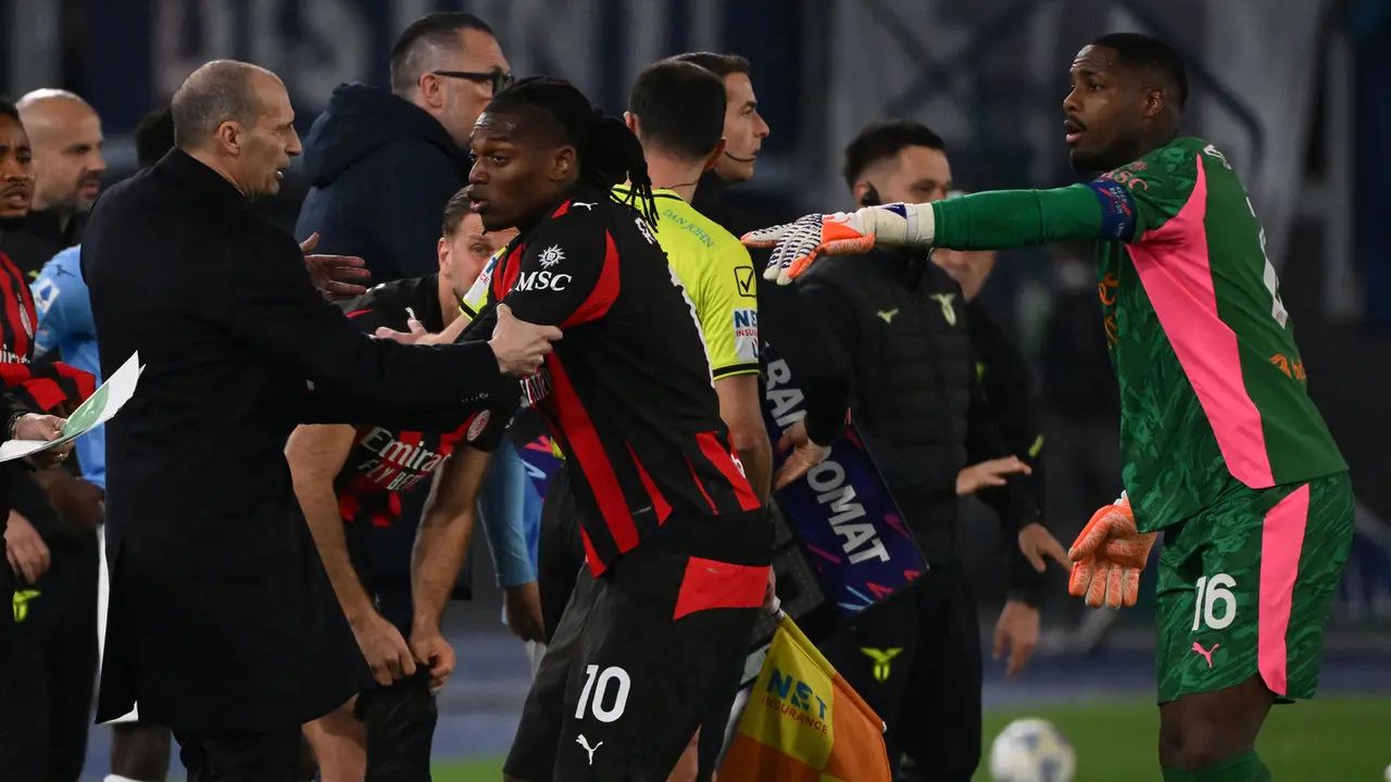 Foto: Momen Kesal Rafael Leao saat Digantikan oleh Massimiliano Allegri ketika AC Milan Kalah