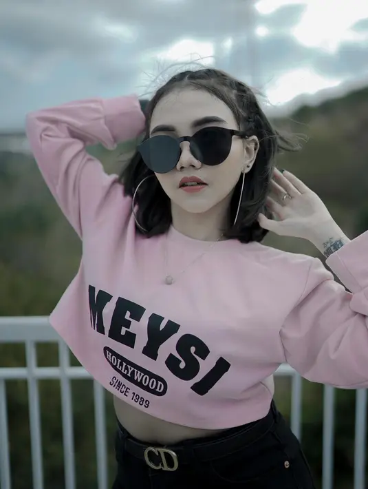 Syahiba Saufa nampak percaya diri tampil dengan kacamata hitam. Dengan kaus crop top pink, Syahiba tampil manis dan menawan. (Liputan6.com/IG/@syahiba_saufa).