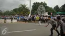Ribuan Sopir Taksi melakukan demo di depan Istana Negara, Jakarta, Selasa (22/3). Aksi tersebut berujung ricuh karena terjadi aksi saling lempar batu antara supir taksi dengan pengemudi ojek online. (Liputan6.com/Gempur M Surya)