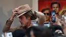 Aktor Brad Pitt berpose selama acara karpet merah untuk film "Once Upon a Time In Hollywood" di Mexico City (12/8/2019). Film "Once Upon a Time In Hollywood"  akan diputar di Mexico City pada Agustus 23.  (AP Photo/Marco Ugarte)