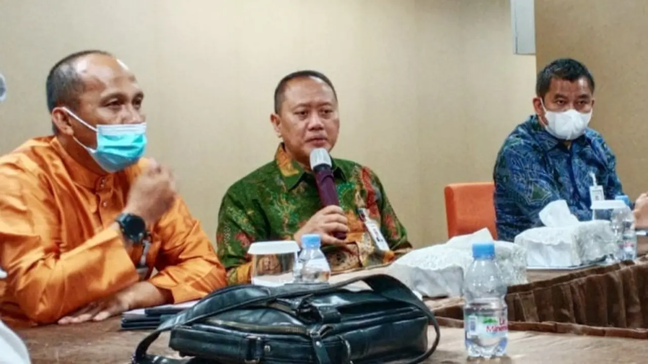 Direktur Utama Bank Riau Kepri Andi Buchari memberi keterangan pers soal pembobolan rekening oleh mantan karyawannya.