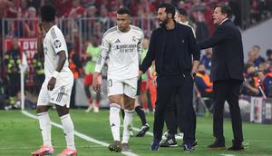 Pelatih Real Madrid, Alvaro Arbeloa (ke-2 kanan), dan Kylian Mbappe (ke-2 kiri) terlihat di pinggir lapangan selama pertandingan leg kedua perempat final Liga Champions 2025/2026 antara Bayern Munich dan Real Madrid di Munich, Jerman selatan, pada 15 April 2026. (AFP/Karl-Josef HILDENBRAND)