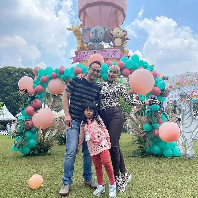 Dikabarkan Segera Menikah, Ini 6 Potret Ferry Irawan dan Anak Angkat Venna Melinda