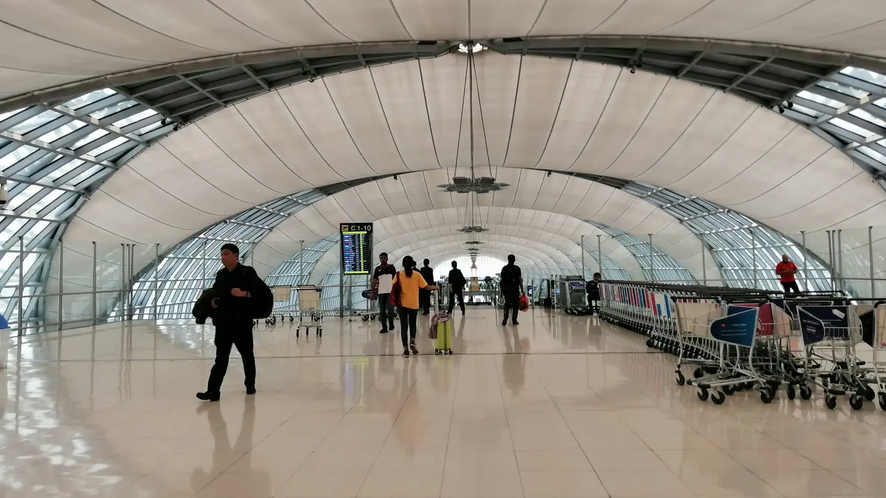 Bangkok Dilanda Banjir, Wisatawan Asing Terjebak Berjam-jam di Suvarnabhumi