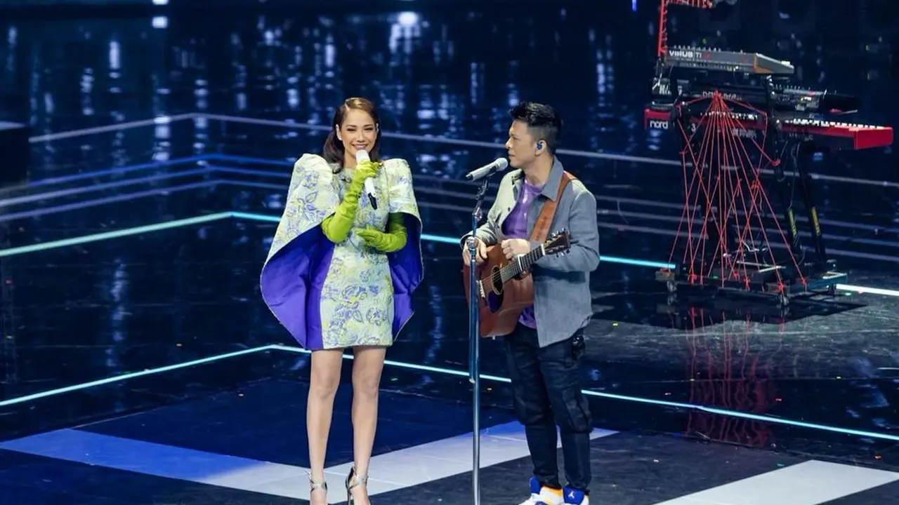 8 Gaya Fashion BCL di Atas Panggung dalam Outfit Edgy, Tampil Bak Remaja