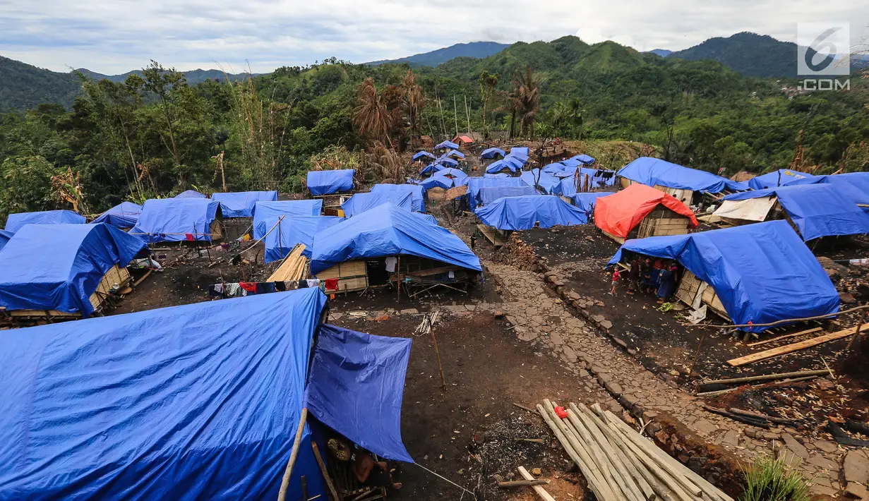 Puluhan bangunan rumah Suku Baduy Luar yang dibangun sementara menggunakan tenda di Kampung Cisaban II, Desa Kanekes, Banten, Kamis (01/6). Mereka mendapat bantuan dari Kemensos untuk membangun rumah mereka yang terbakar. (Liputan6.com/Fery Pradolo)