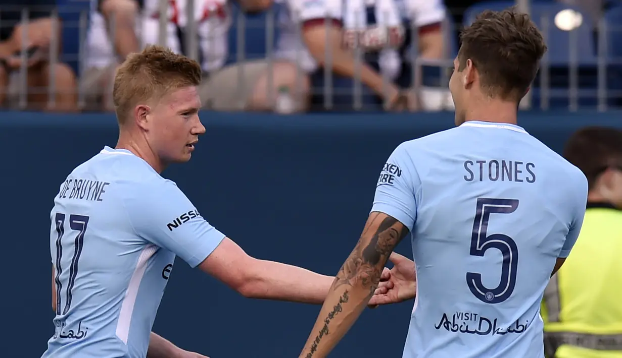 Gelandang Manchester City, Kevin DeBruyne, melakukan selebrasi usai mencetak gol ke gawang Tottenham Hotspur pada laga ICC 2017 di Stadion Nissan, Nashville, AS (29/7/2017). Manchester City menang 3-0 atas Tottenham Hotspur. (AP/Mark Zaleski)